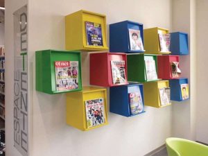 Caisson à périodiques en métal